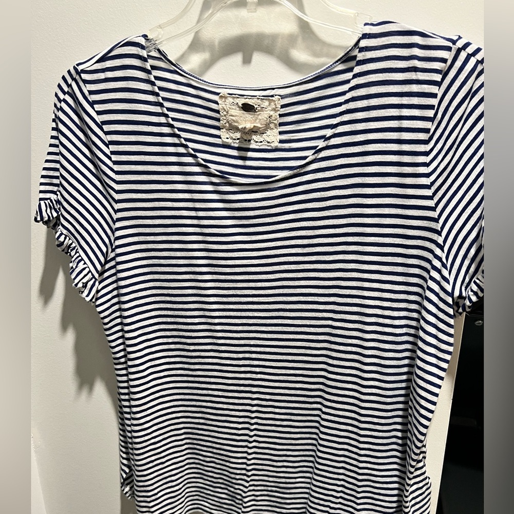 Super sweet and comfortable shirt. Cute sleeve.